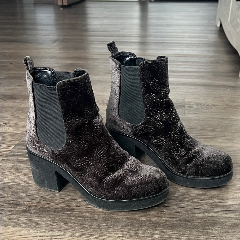 Indigo rd Suede Chunky Ankle Booties